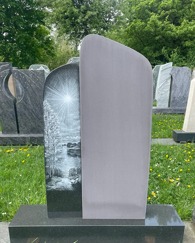 Denkmal mit einer hellen Gravur