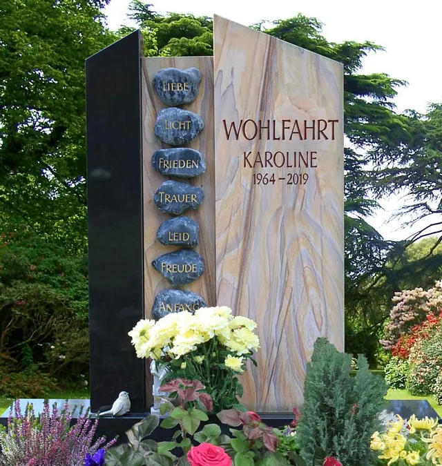 Denkmal mit gestapelten Steinen
