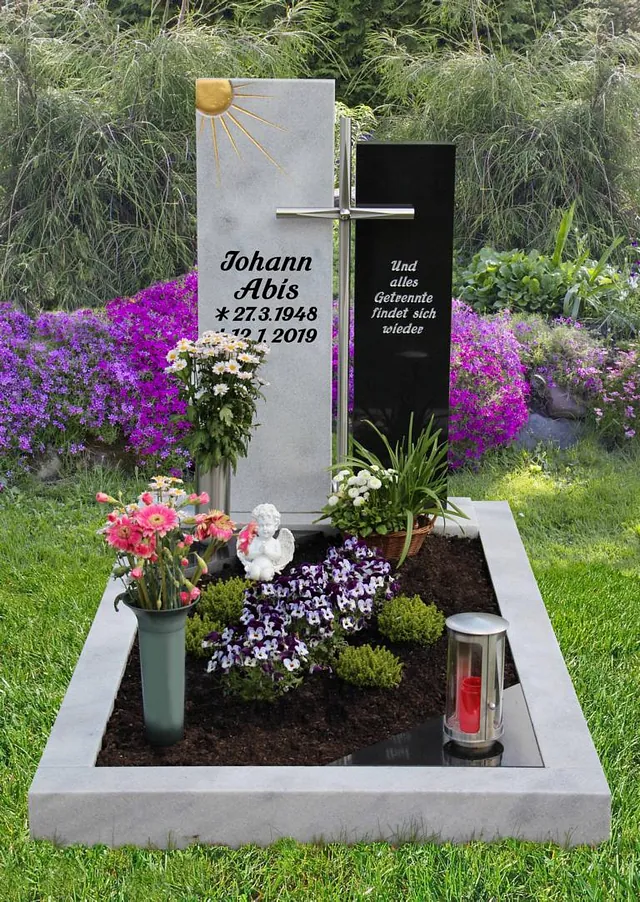 Schwarz-weißes Denkmal mit Kreuz in der Mitte