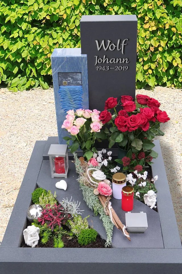 Denkmal mit blauen Akzenten
