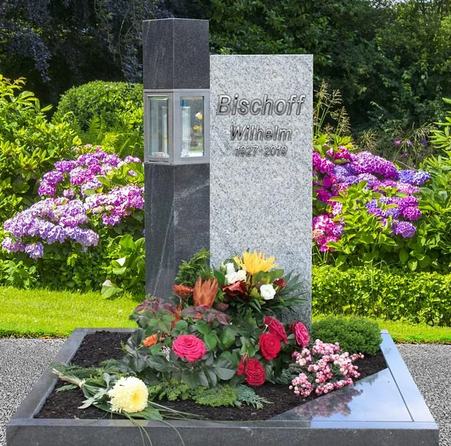 Denkmal mit einem Steinblock mit Licht