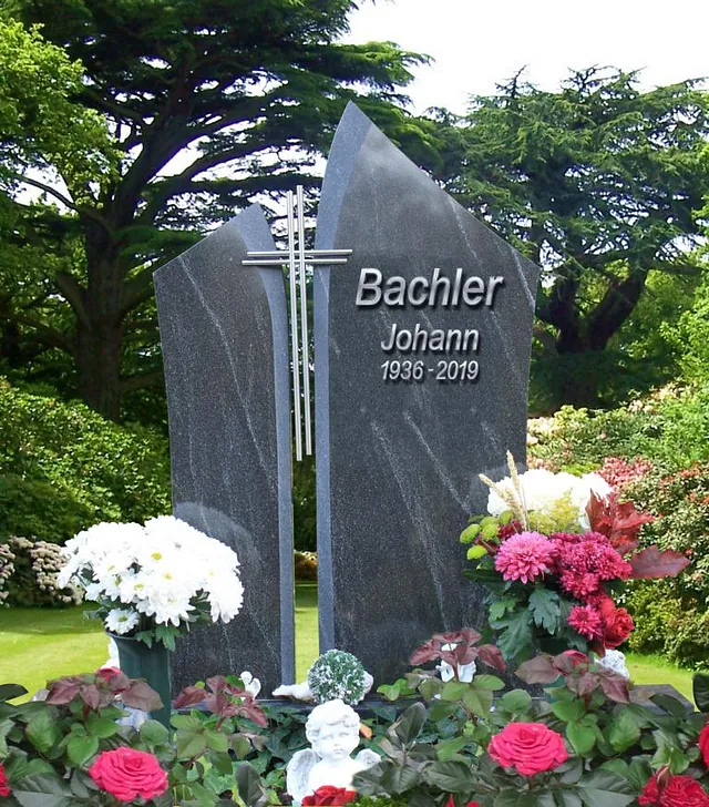 Grauer Grabstein mit Kreuz