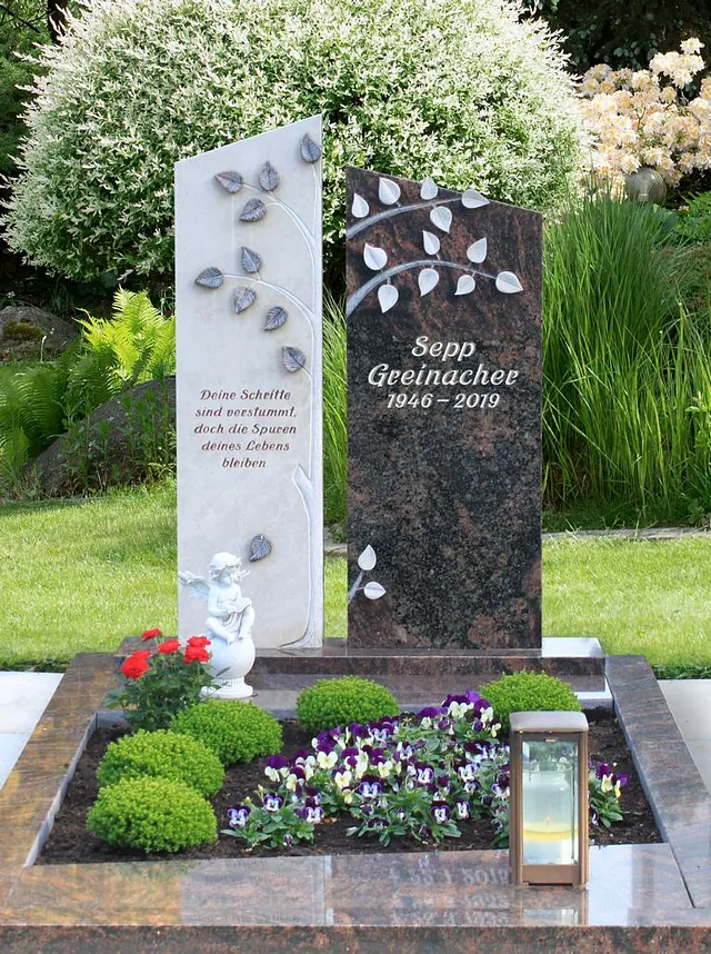 Denkmal schwarz und weiß mit Einlegearbeit