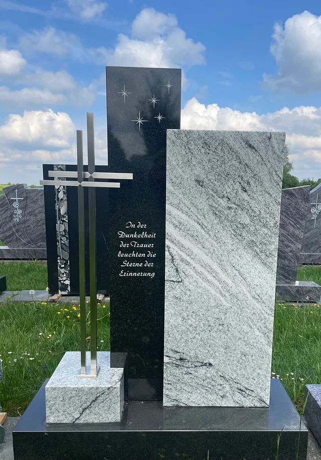 Denkmal mit doppelten Metall-Kreuzen