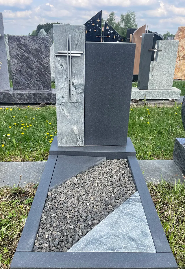 Graues Denkmal mit einem Kreuz