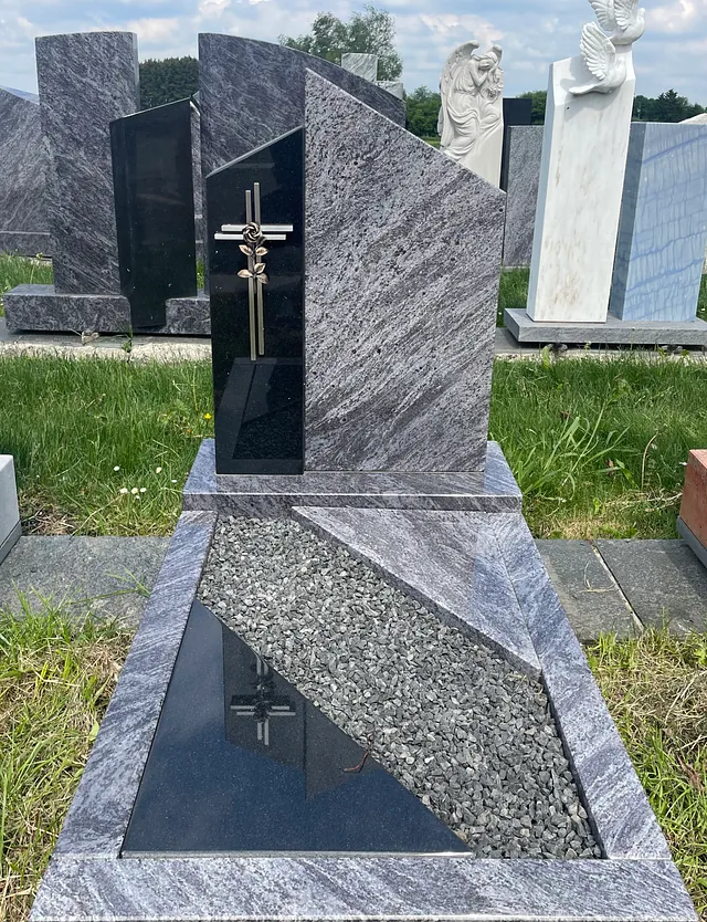 Dunkles Denkmal mit einem Kreuz