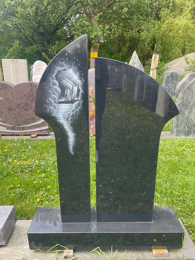 Dunkles Denkmal mit heller Gravur