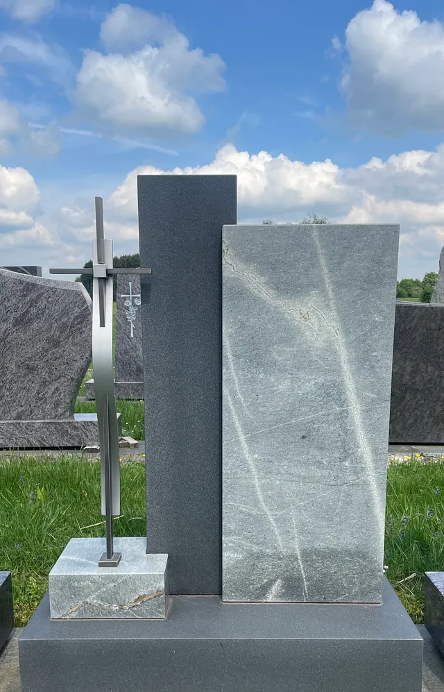 Blautöniges Denkmal mit Metallkreuz
