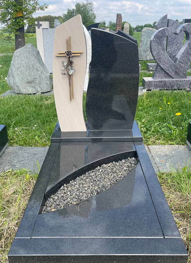 Hell und dunkles Denkmal mit einem Kreuz