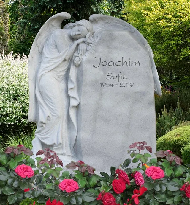 Weißes Denkmal mit Engelfigur mit großen Flügeln