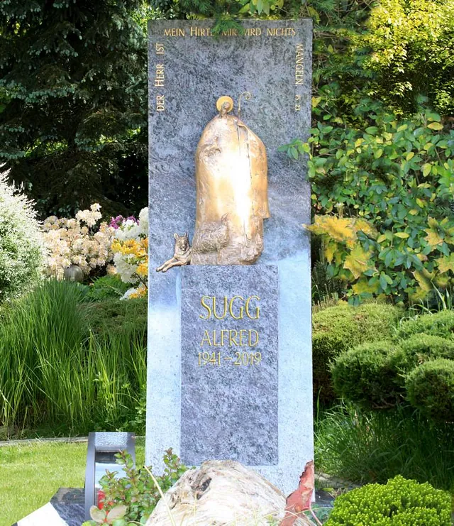 Denkmal in Grau mit goldener Figur