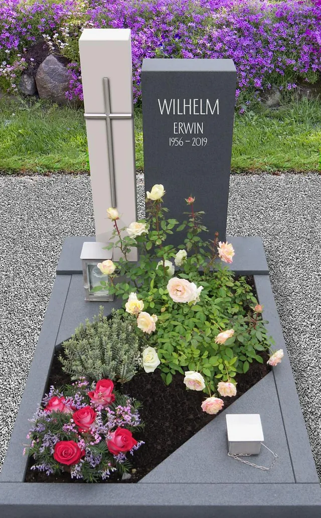 Graues Denkmal mit Kreuz