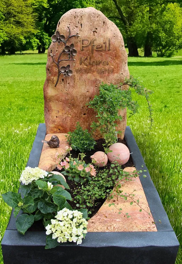 Urnenstein mit Blumen-Verzierung 