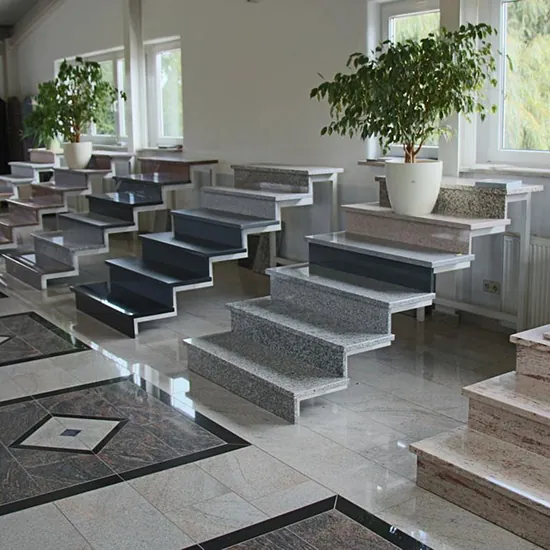 Ausstellung mit weiteren Steintreppen