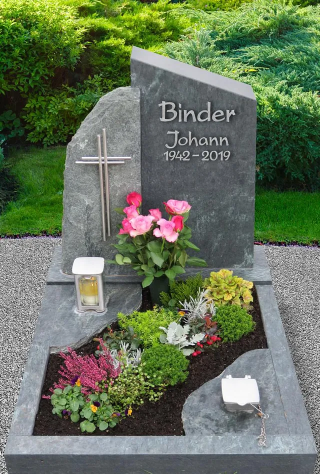 Urnen-Denkmal grau mit Kreuz