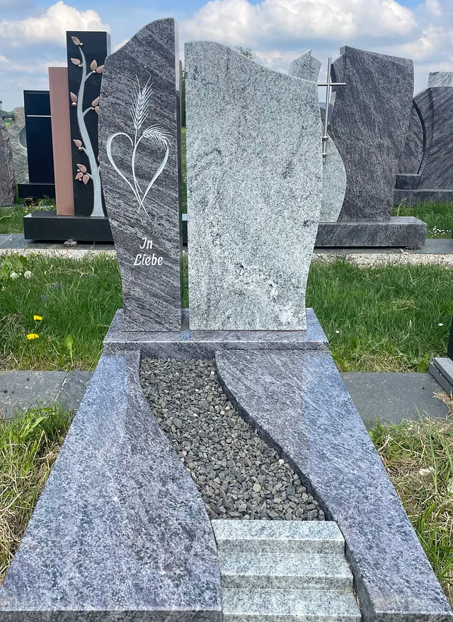 Graues Denkmal mit einem eingravierten Herz
