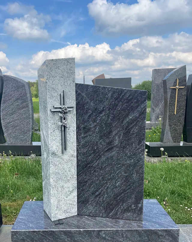 Graues Denkmal mit Kreuz