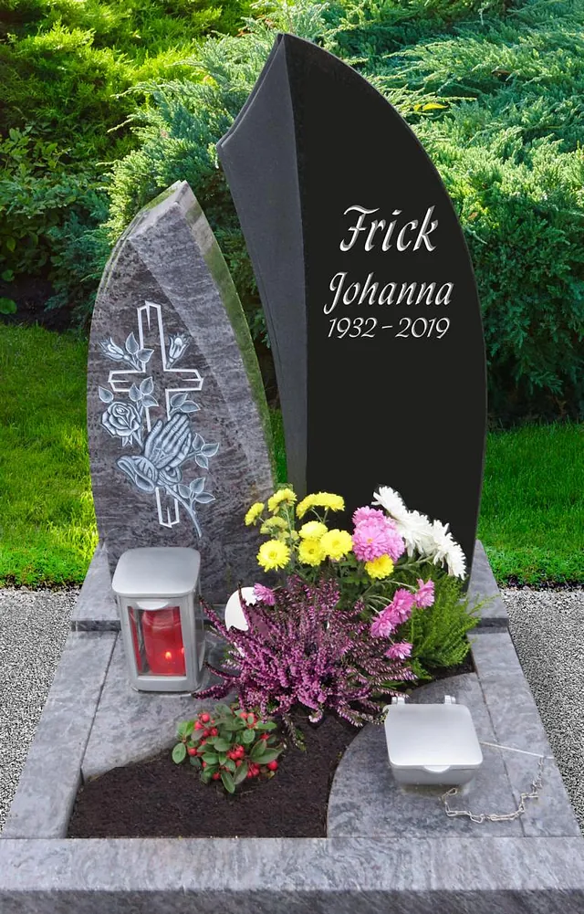 Denkmal mit Kreuz-Gravur