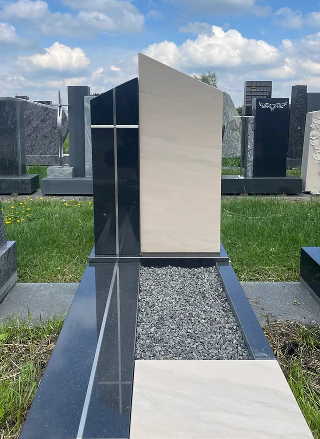 Hell und dunkles Denkmal mit einem Kreuz