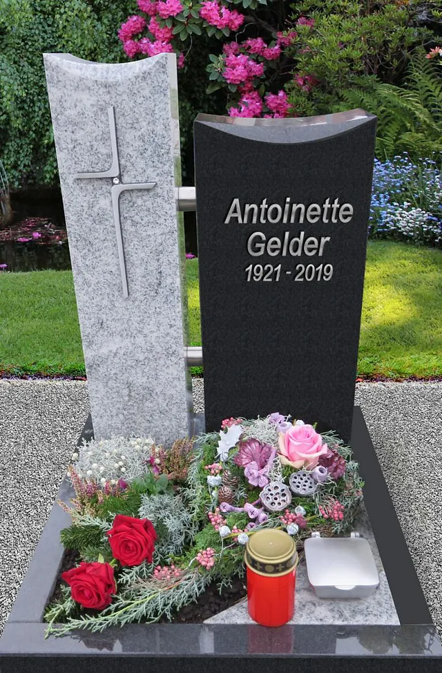 Grauer Block mit einem Kreuz