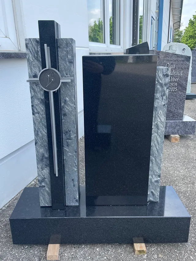 Dunkle Grabsteine mit Verzierung